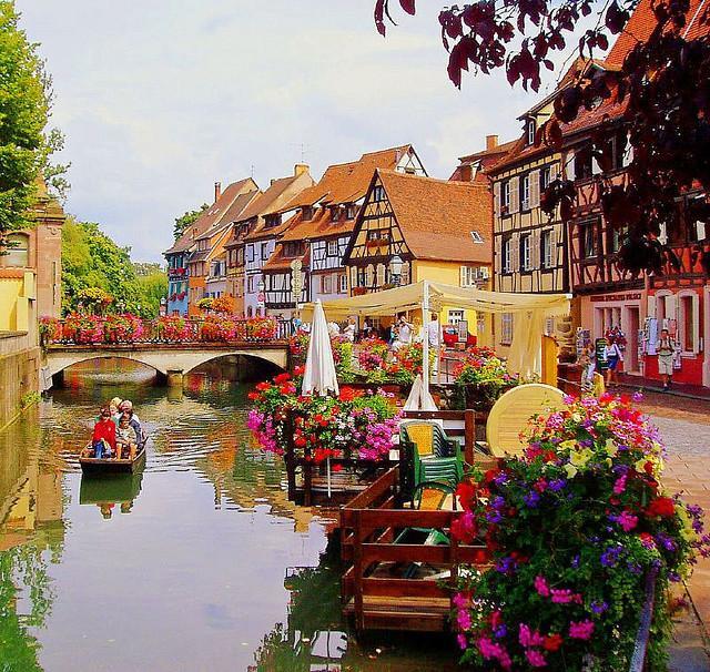 スイス 絶景 スポット フランス コルマール フランスの北東部に位置し ドイツとスイス の国境近くにある街 ハウルの動く城 のモデルとしても有名 カラフルで可愛らしい木組みの家が建ち並んでいます 街を歩いていたらハウルに出会えそうな感じです スイス 絶景 スポット フランス コルマール フランスの北東部に位置し ドイツとスイス の国境近くにある街 ハウルの動く城 のモデルとしても有名 カラフルで可愛らしい木組みの家が建ち並んでいます 街を歩いていたらハウルに出会えそうな感じです