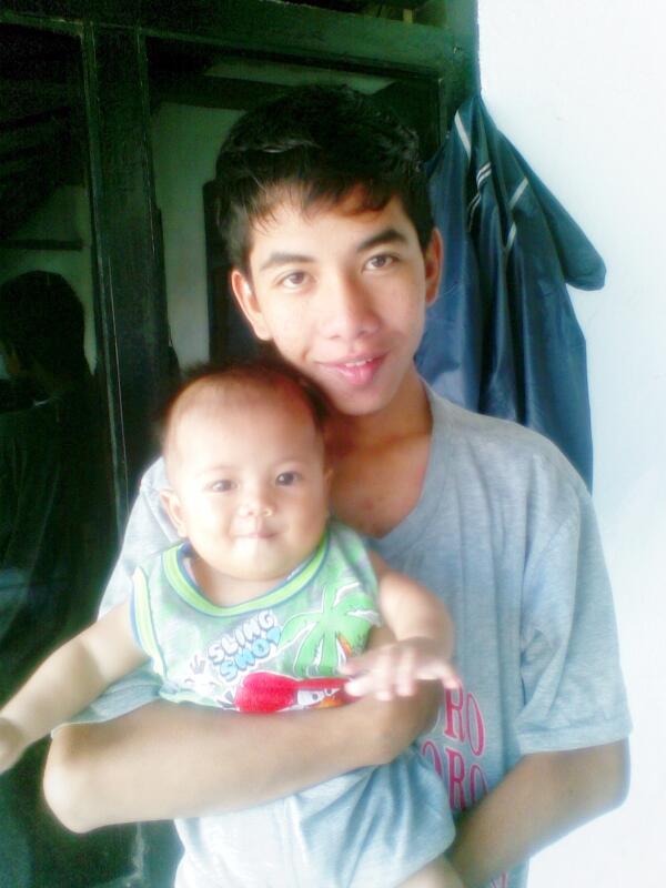 yaruf100's tweet photo. saya sma keponakan sya http://t.co/kByceUW0mc