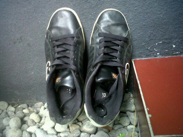 steydetected's tweet photo. Sepatu sapah nih..emang sini tempat penitipan sepatu apa..@gunturnovianto @ADmojoyoRegga http://t.co/6C6TF4299L