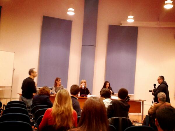 Ya con <a href="/maria_rey/">maria rey</a> en su conferencia "políticos y periodistas, ¿quién tiene el poder?" #MaríaReyUVa
