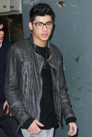 MalikJavaadZayn's tweet photo. HE'S JUST MY WORLD!<3 http://t.co/9vuAG2Wndd