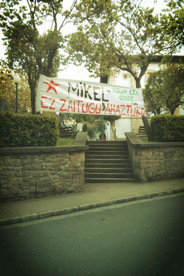 Herrira_Esko's tweet photo. #AgurEtaOhoreMikel Besarkada bat familiari! http://t.co/yTLf0g1UuI