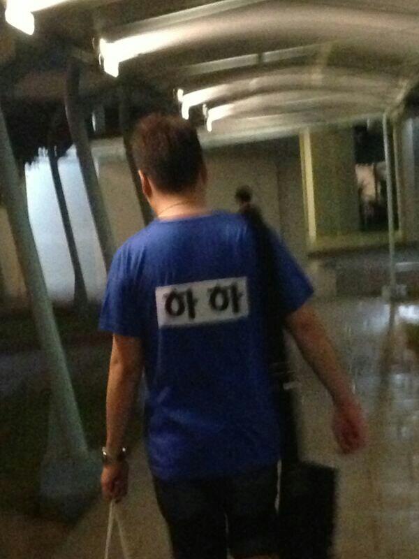 DoWon4's tweet photo. @Quanninomarley 싱가폴에 사는 여자친구가 집가다 찍은 사진. 그냥 랜덤한 동내아저씨.역시 하하형의 인기는 대단!! 한류의 중심! 런닝맨 평생가라~~ http://t.co/IfN1oYdneI
