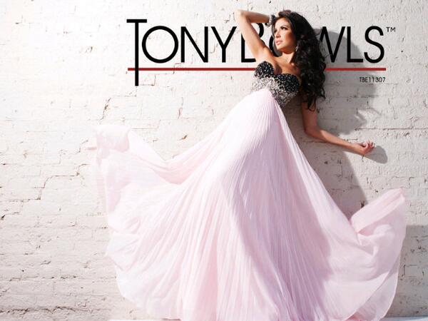 DressingRoomLDS's tweet image. This beautiful dress is simply amazing. Ideal for a prom, bridesmaid or wedding guest.  #leedsprom #leedsboutique