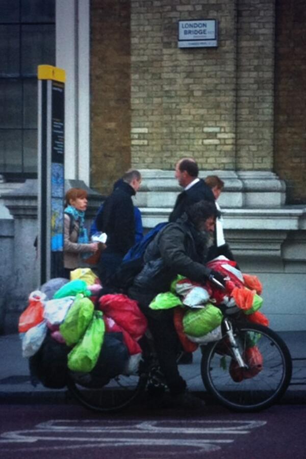 Cabarazzi's tweet photo. The bag man..London bridge.. http://t.co/hmLU0NLgFP