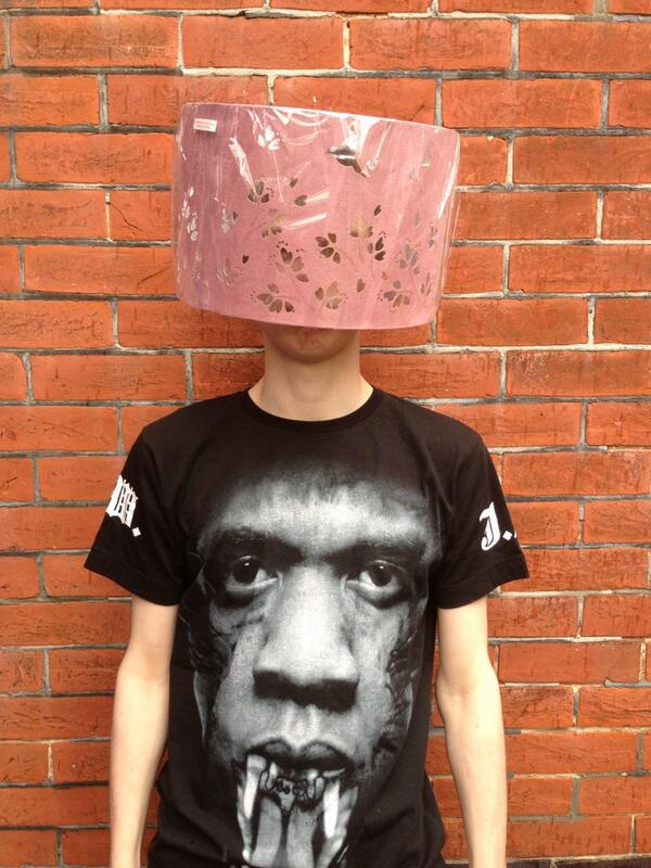 ThingsOnDers's tweet photo. Lampshade. http://t.co/QD6PIIevET