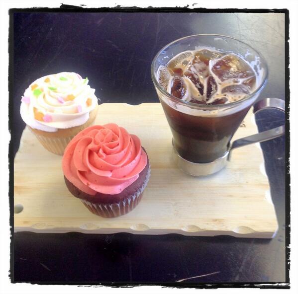 LilRedCoffeeVan's tweet image. #firstcoffeeoftheday #cafeconhielo paired with #raspberryromance and #vanillasundae cupcakes