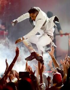 TheInsider's tweet photo. Sound off! @MiguelUnlimited takes out fan during #BBMA2013 performance. http://t.co/nMmHkSNRKV