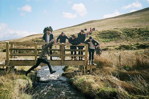 Marls_McKinnon's tweet photo. James, Sirius, Remus, Peter y Gideon, mirando cómo Fabian intentaba pasar sin el puente, antes de caerse al agua. http://t.co/khVKm3fkRP
