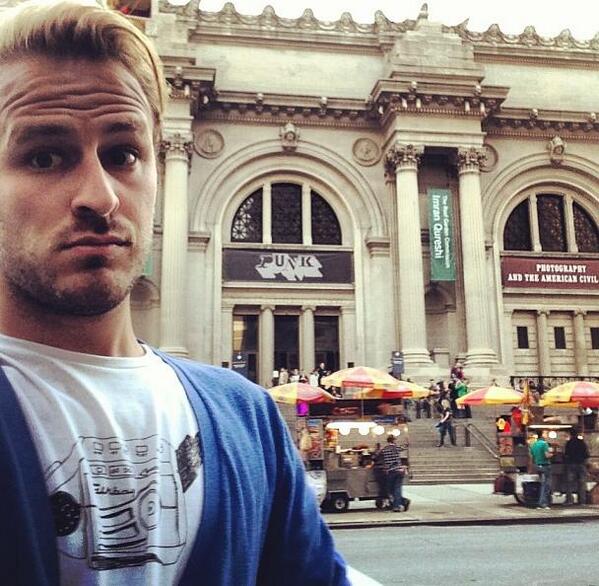 ¡@manuelsowi con su #talkboy en New York!