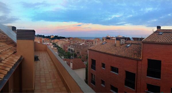 guishom89's tweet photo. Sun is setting from my brother's apartment. #sunset http://t.co/moBOkyXBEd