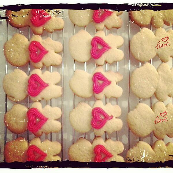 LittleKiva's tweet image. For U! Feel better babe #biscuts #LittleKiva #cookies #baking