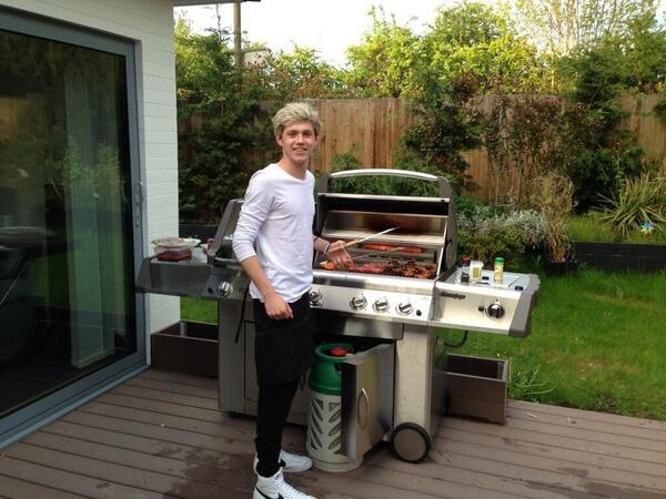 So fucking adorable! <a href="/NiallOfficial/">Niall Horan</a>