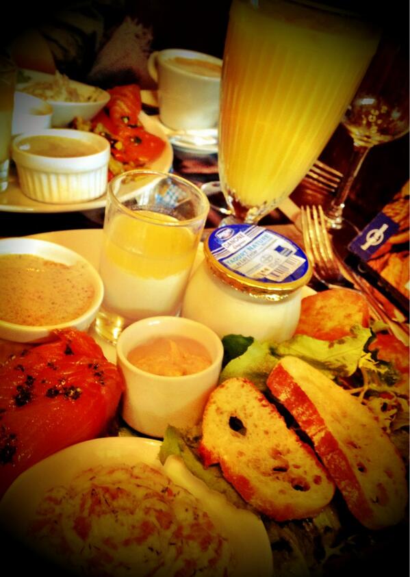 sitavidales's tweet photo. #brunchTime#domingos#relax#quitapenas #PARIS http://t.co/StNWpB69sH