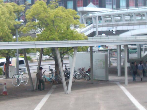 Yuichi Hayakawa No Twitter 幕張メッセ の自転車駐輪事情 オフィシャルな駐輪スペースは西エントランス下にある 一方 会場前の屋根付き歩道より外側は 敷地外 のため メッセ 側は禁止していないらしい メッセ警備員の方からの情報 Jpgu Http T Co Kxa3qtavbz Yuichi Hayakawa No Twitter 幕張メッセ の自転車駐輪事情 オフィシャルな駐輪スペースは西エントランス下にある 一方 会場前の屋根付き歩道より外側は 敷地外 のため メッセ 側は禁止していないらしい メッセ警備員の方からの情報 Jpgu Http T Co Kxa3qtavbz