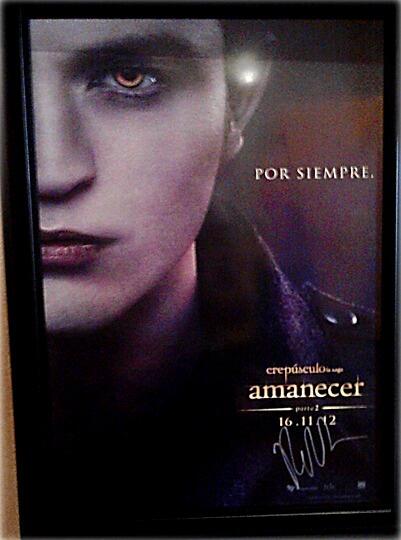 Vianey_Twl's tweet image. Asdfghjkl mi póster de #BDP2 autografiado por Robert Pattinson :33 ♥ gracias a @MixupTeam
