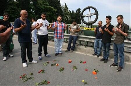 12numaraorg's tweet photo. Anadolu GFB ve Grup Lacivert üyeleri, Burak Yıldırım'ın öldürüldüğü Edirnekapı metrobüs durağına çiçekler bıraktı. http://t.co/FyOlIhIhF3