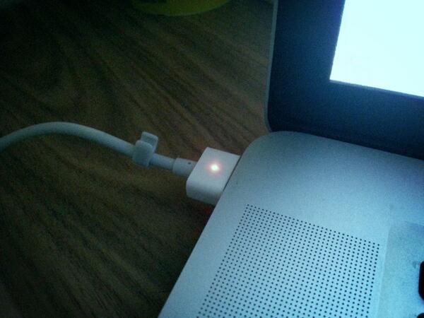 HadriCarrera's tweet image. Por segunda vez en 5 meses, cargador nuevo!! Por fin!!!! Era imposible estudiar con el móvil... xD #InternetTime