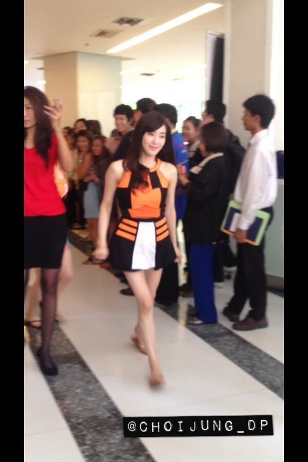 [PIC][20-05-2013]SNSD xuất hiện tại sự kiện ra mắt dòng điện thoại di động và máy tính bảng - "True Beyond" ở Thái Lan - Page 3 BKx9daKCcAAz2AS