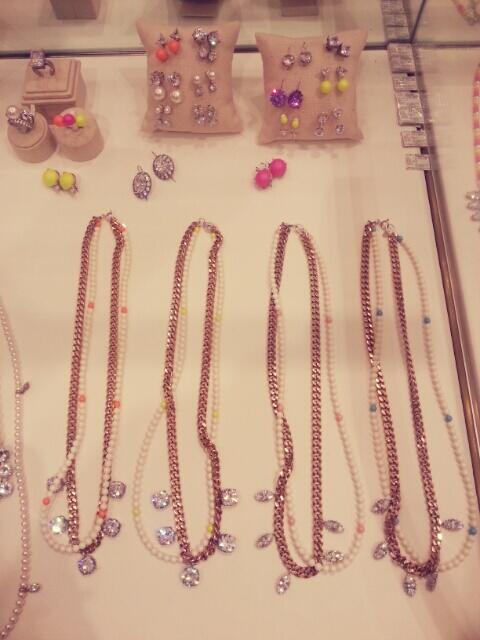 여름이 왔어요! 이제 본격적으로 주얼리의 계절이 시작되었습니다:) 신세계 본점 핸드백컬렉션에 오시면 수엘의 네온컬러 주얼리를 만나보실수있어요! 화사한 여름 보내세요!