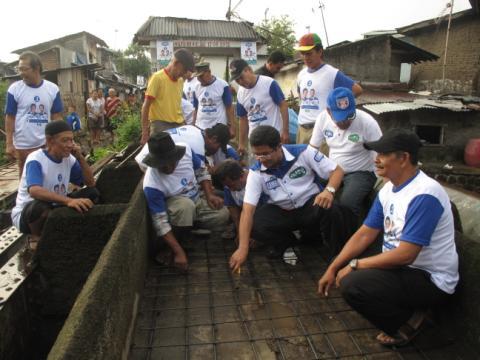 edisistweet's tweet photo. #beberes jembatan bersama #gemar Eswan di wilayah karees http://t.co/krr2095TMC