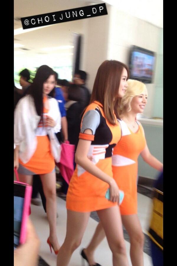 [PIC][20-05-2013]SNSD xuất hiện tại sự kiện ra mắt dòng điện thoại di động và máy tính bảng - "True Beyond" ở Thái Lan - Page 3 BKyCMESCUAEsJfv