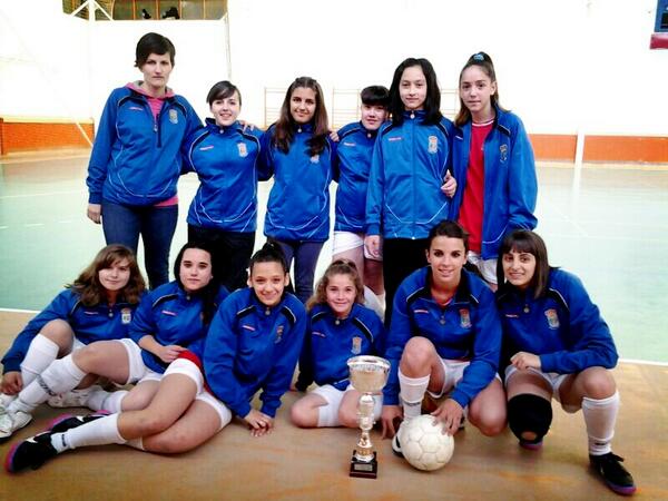 fem_sala's tweet photo. Toda lucha obtiene su recompensa, emos conseguido hacer de este equipo una familia http://t.co/HTdxUNbwJu