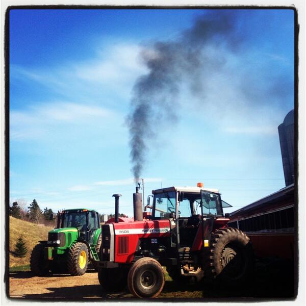 Benmac6200's tweet photo. #TractorTuesday #3505 #roalincoal @FarmKidLife http://t.co/h0aGD1lxIf