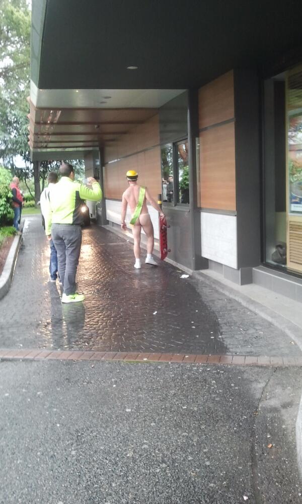 _arnoche's tweet image. #Montelimar #McDonalds #homme #nue #McDrive #Skate