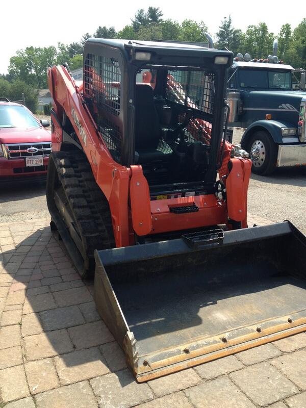 Allie_StClair's tweet image. Daddy bought a new toy! :) #Kubota #trackmachine