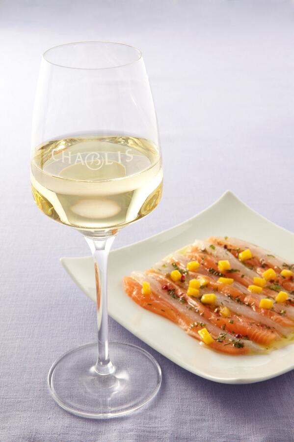 Baharın harika kokusuna Vedat Milor seçimi ithal şaraplarımızdan Chablis’nin meyve kokuları eşlik ediyor.