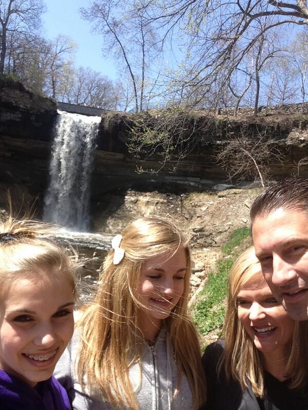 jessiehowwe's tweet image. Awkward family selfie🙈 #typical #howefamily