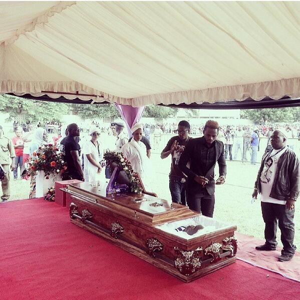 earadiofm's tweet photo. Marehemu Albert Mangweha akiwa ndani ya jeneza, #GoToSoon #RIPNgwair http://t.co/ehY0kfPI3N