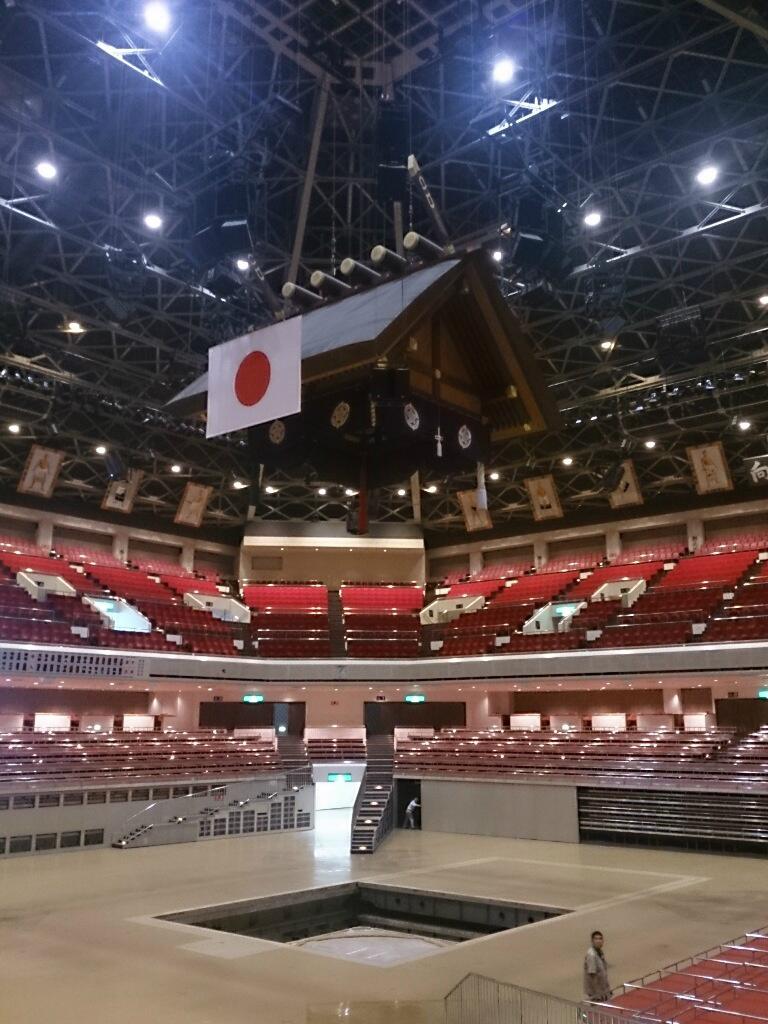 国技 館 土俵