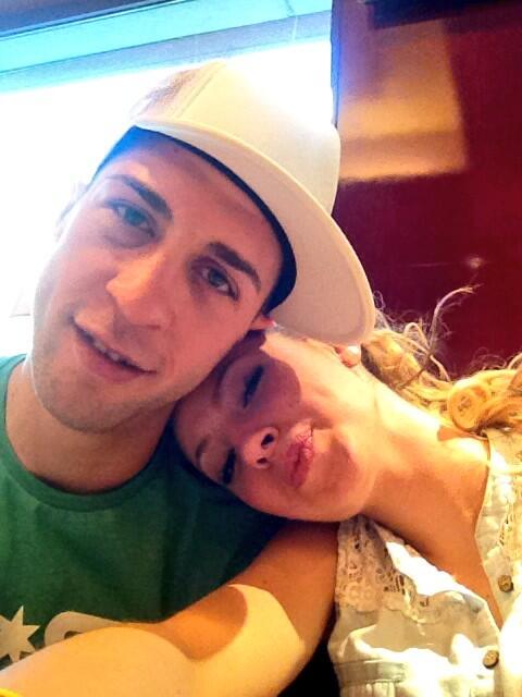 SaraCarrera_11's tweet photo. @nonocoleta y yo muchísimo más guapo !!! 😍😍 http://t.co/dr73RHlEme