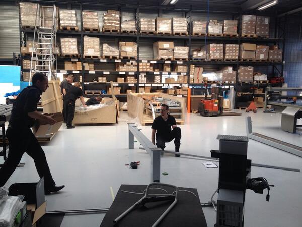 DeWildMPS's tweet photo. Op dit moment wordt onze tweede #zund geïnstalleerd. #frezen #procut http://t.co/9mxpX2TOIW