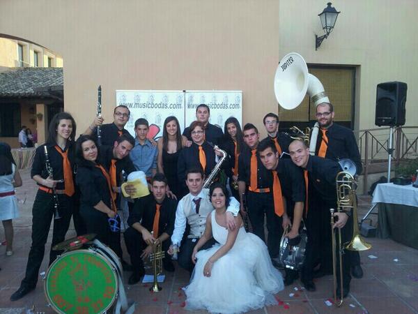 De boda :D Esto si q es una charanga!!!! Charanga <a href="/ElTrompeton/">Charanga ElTrompetón</a> los mejores!!