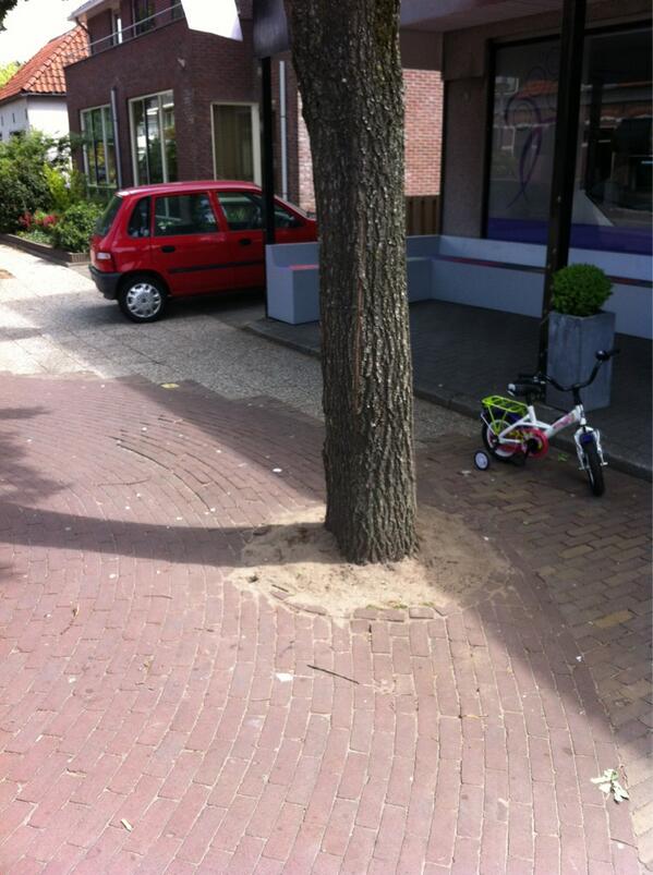 AtelierBonvanie's tweet photo. Onze ijshoorn is in de nacht van zondag op maandag verdwenen!
Wie heeft voor ons de gouden tip? 
RT aub!! http://t.co/XWee8G67n4