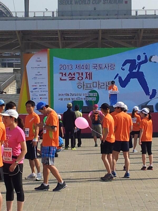 chocm59's tweet photo. 2013.6 2 상암동 하프마라톤대회
덥고 운동부족으로 어려움을 느낌
평소 운동의 중요함 느낌 http://t.co/MlD8jTw9R7