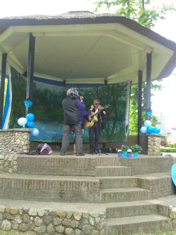 Hans_Grit's tweet photo. @RTVDrenthe #WillemFledderus bij #hldvd
in #Dwingeloo http://t.co/AkP8rKfUQH