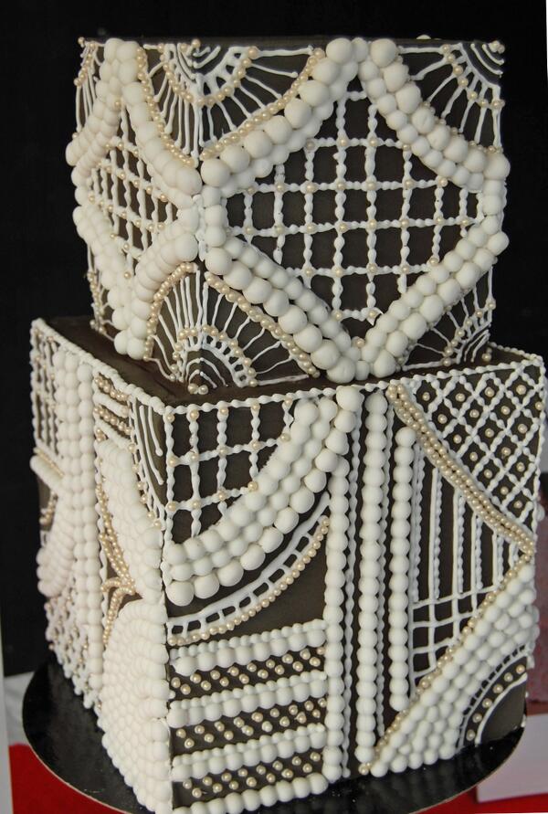 De la haute-couture comestible. Plus de photos sur notre facebook : facebook.com/Patisseriecher…