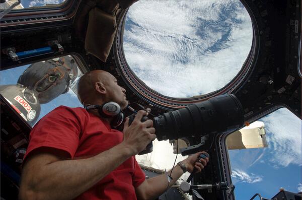 NASA's tweet photo. Here's how the Astronauts get these amazing shots of Earth from #ISS: RT @astro_luca Waiting for a target… #Volare http://t.co/Zr8EjEVEVZ