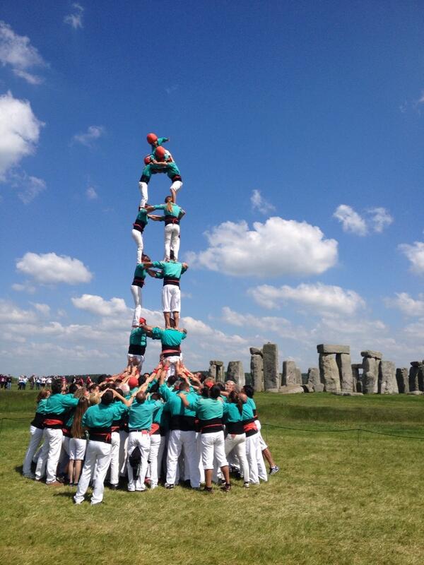 Verds's tweet photo. 3 de 7 a Stonehenge! Aquest vespre ja tornem cap a casa! #castellers http://t.co/biUbdc4CZJ