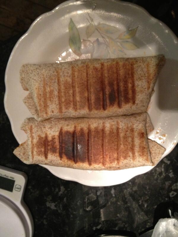 bajluggah's tweet photo. 2 wholewheat bread with tuna and 2 eggwhites and pinapple and a teaspoon of olive oil and dresing a teaspoon of salsa http://t.co/9HgTZueK9I