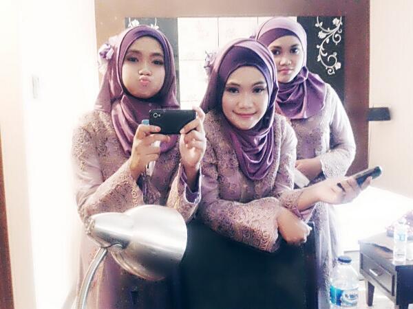 ayayaiy's tweet image. With my little sisters @zaidarahma_  #zulfa :)))