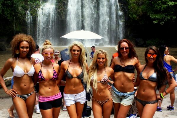 Commanders's tweet photo. The @1stLadiesOfFB have fun by the waterfall durign a Costa Rica calendar #CheerShoot: http://t.co/Obvg6UdTNQ http://t.co/iylcrDQSdi