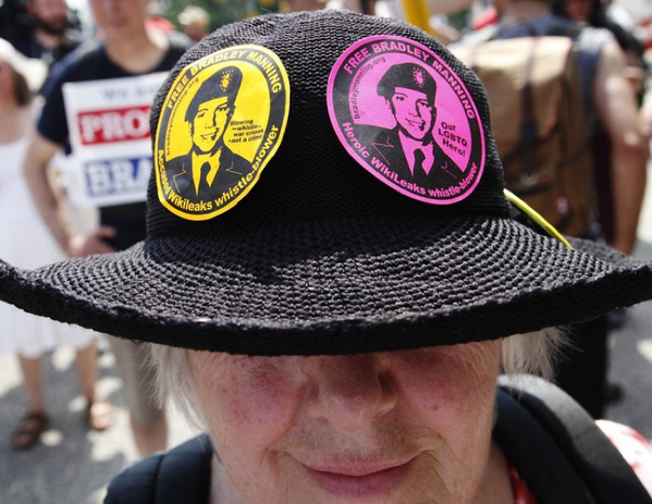owsMediaScribe's tweet photo. RT @nycjim Bradley #Manning trial brings out array of protesters. @Reuters photo gallery: http://t.co/QvMUAS2Pe4 http://t.co/q17zjDtKN9