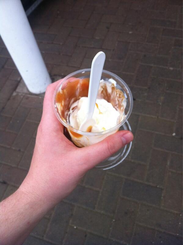 stephenbucomedy's tweet image. Enjoying a nice caramel mondae #wrongday #shitebants