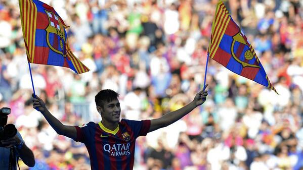 fifacom_pt's tweet photo. Neymar é do Barça e faz festa no Camp Nou. Fotos do dia do astro em Barcelona: http://t.co/ohfK59mbic #NeymarFCB http://t.co/R5Lblowmw7