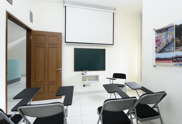 TheMeetRoom's tweet photo. #themeetroom | ruangan small ini cocok bgt buat belajar kelompok, internetan, rapat | makanan minuman gretong! http://t.co/XucSUF6KOG